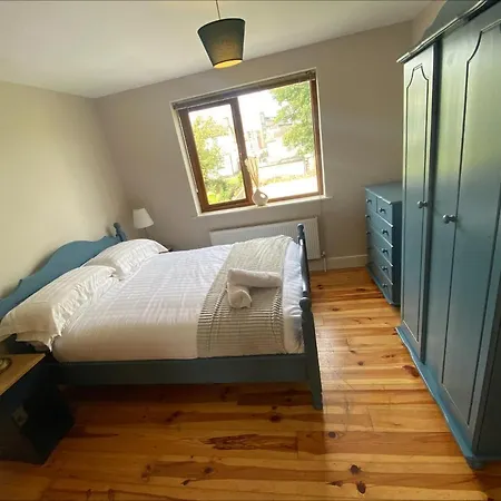 Cosy 4 Bedroom House With Rear Garden Patio Nyaraló