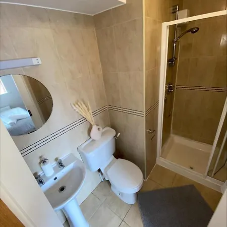 Cosy 4 Bedroom House With Rear Garden Patio *