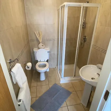 Cosy 4 Bedroom House With Rear Garden Patio Dom wakacyjny *