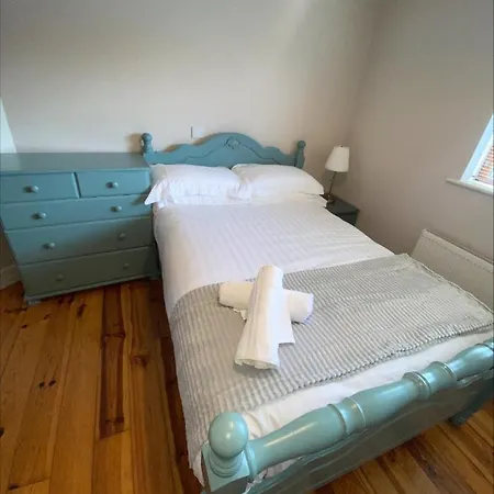 Semesterbostad Cosy 4 Bedroom House With Rear Garden Patio *