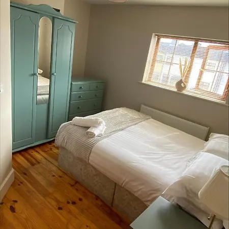 Cosy 4 Bedroom House With Rear Garden Patio *