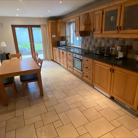 Dom wakacyjny Cosy 4 Bedroom House With Rear Garden Patio *