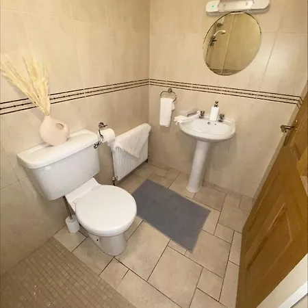 Cosy 4 Bedroom House With Rear Garden Patio