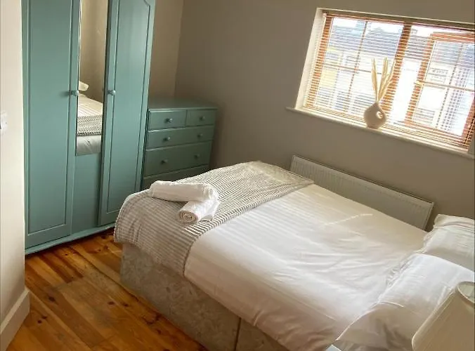 Cosy 4 Bedroom House With Rear Garden Patio *